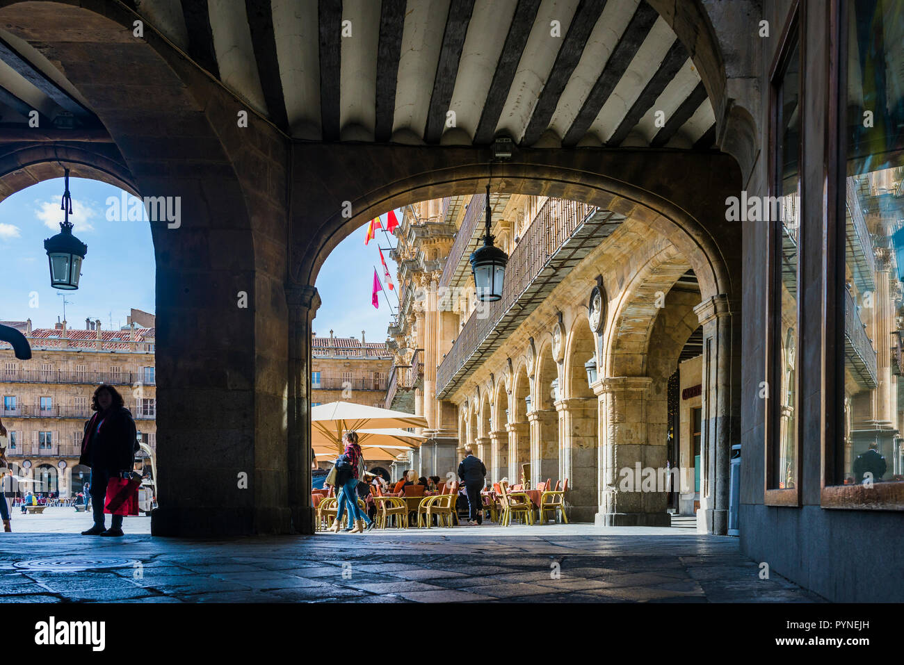 Plaza Mayor visto da arcate.La Plaza Mayor, la piazza principale, a Salamanca, è stato costruito nel tradizionale spagnolo in stile barocco. Salamanca, Castilla Foto Stock