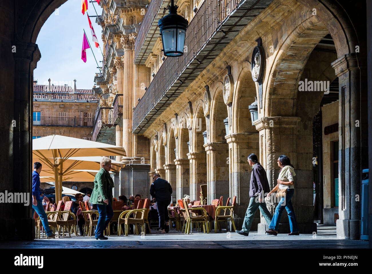 Plaza Mayor visto da arcate.La Plaza Mayor, la piazza principale, a Salamanca, è stato costruito nel tradizionale spagnolo in stile barocco. Salamanca, Castilla Foto Stock