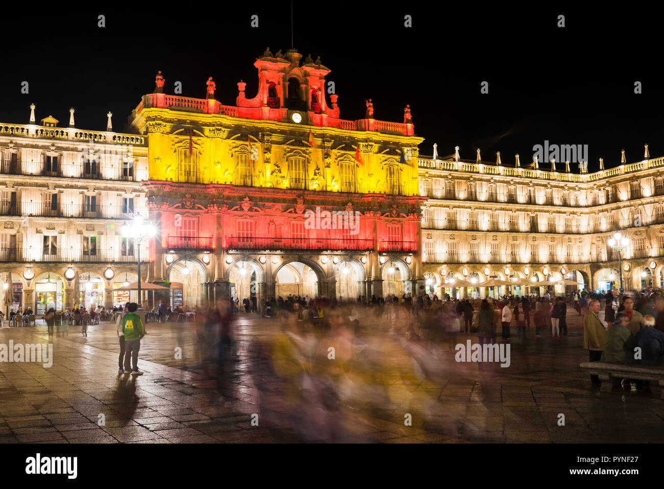 Il municipio illuminato con i colori della bandiera della Spagna. Plaza Mayor, la piazza principale, a Salamanca, è stato costruito nel tradizionale spagnolo baroq Foto Stock