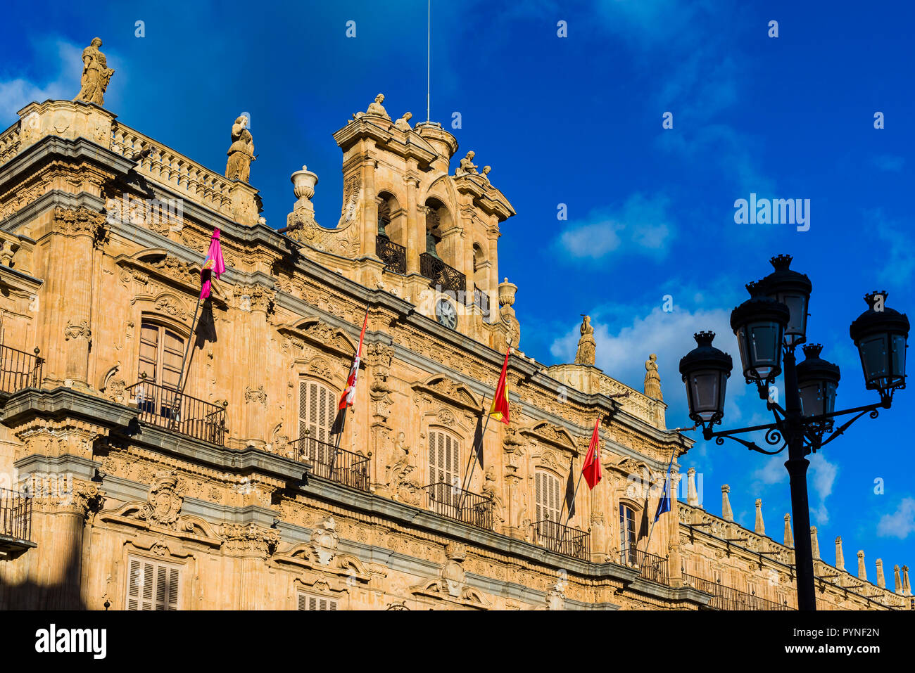 Il municipio. Plaza Mayor, la piazza principale, a Salamanca, è stato costruito nel tradizionale spagnolo in stile barocco. Salamanca, Castilla y Leon, Spagna, Euro Foto Stock