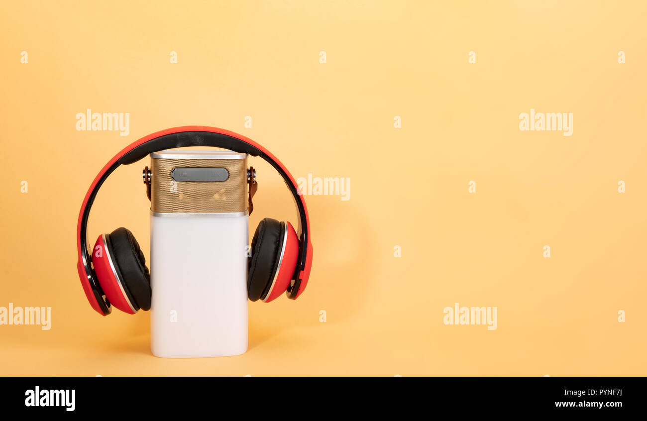 Le apparecchiature elettroniche con Smart per cuffie e altoparlanti su sfondo beige Foto Stock