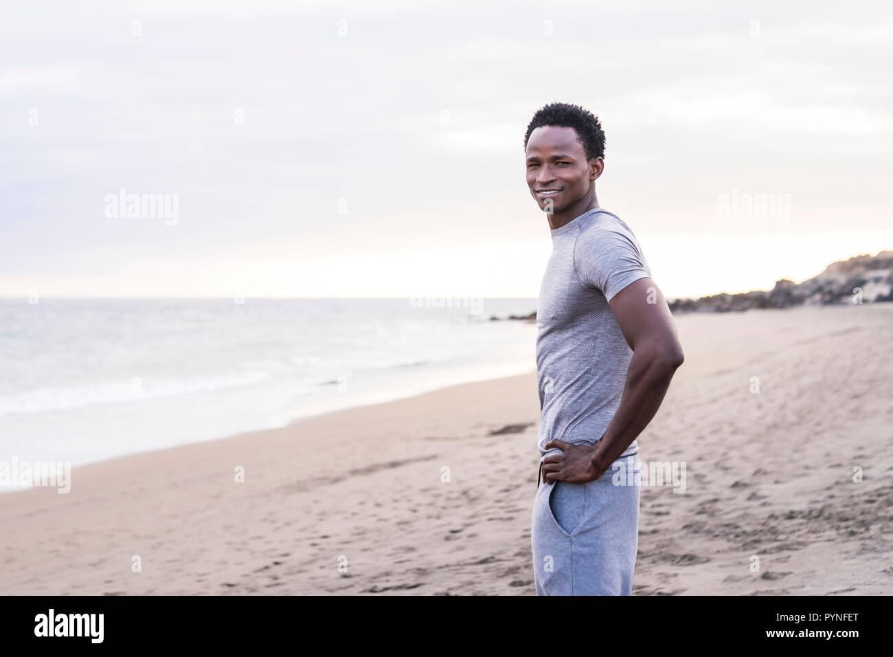 Razza nera etnica africana giovane uomo in piedi e riposo dopo un allenamento sportivo sessione di fitness di esercizi e allenamento. Bel corpo con i muscoli per Foto Stock