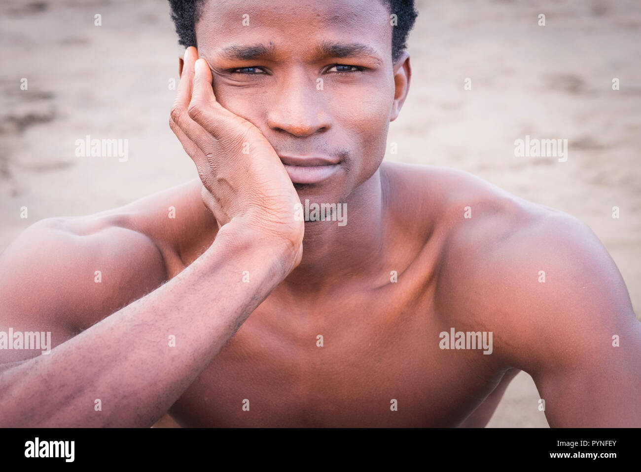 Giovani millenario lonely razza nera uomo africano con bel viso e corpo guardare la telecamera per esterno in posa per un simpatico ritratto dell'immagine. Modello Afro Foto Stock
