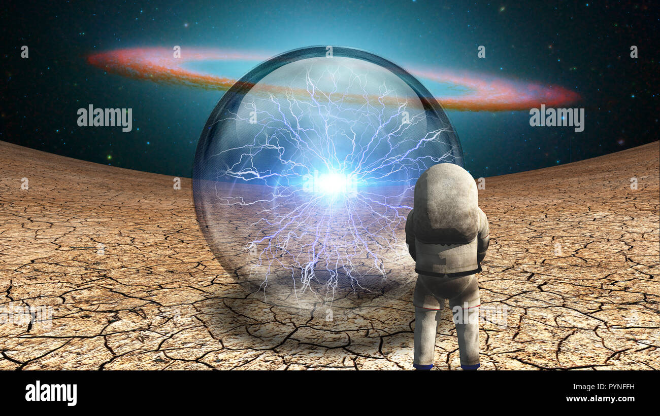 Il surrealismo. Astronauta sorge in terra arida prima sfera di cristallo con energia Foto Stock