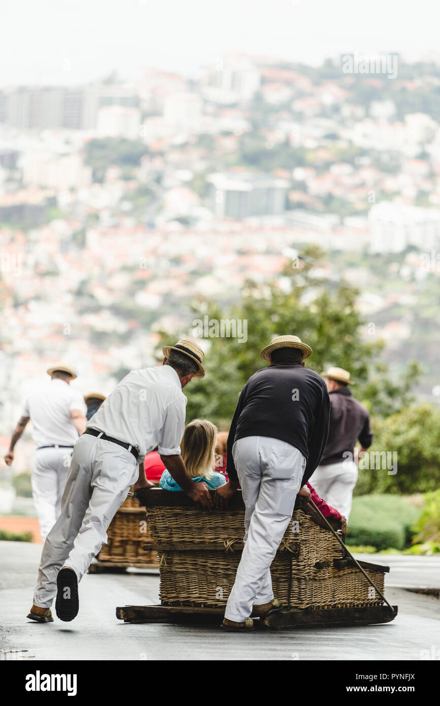 In discesa tradizionale viaggio della slitta su 'Monte' in isola di Madeira, Portogallo, ottobre 2018. Foto Stock