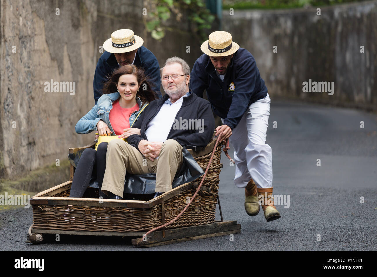 In discesa tradizionale viaggio della slitta su 'Monte' in isola di Madeira, Portogallo, ottobre 2018. Foto Stock