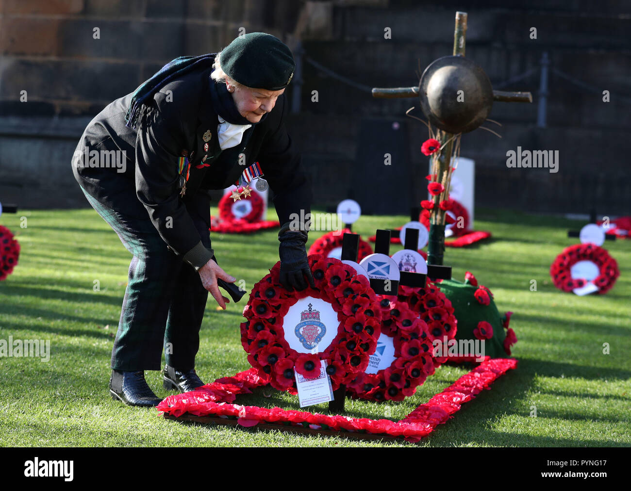 Il 93-anno-vecchio veterano Elizabeth Mitchell stabilisce una corona in apertura di Edinburgh Giardino della Rimembranza nella città del Princes Street Gardens. Foto Stock