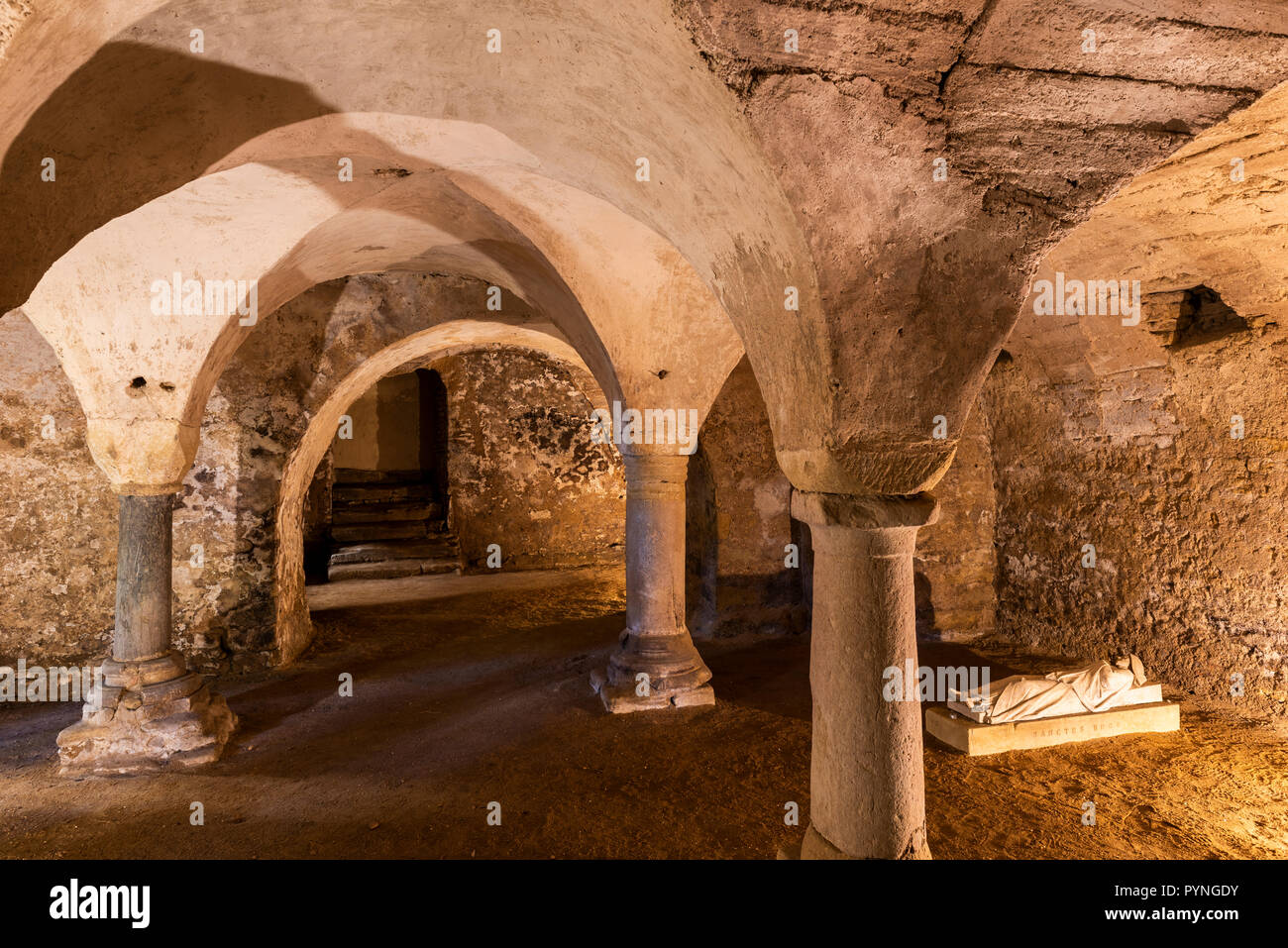 Anzy-le-Duc, Francia - 1 Agosto 2018: cripta con statua nella storica chiesa romanica di Anzy le Duc, Saonne-et-Loire, Francia. Foto Stock