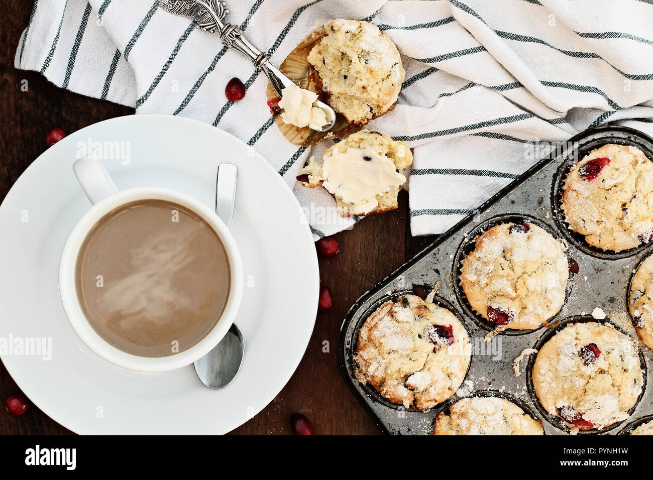 Caffè e muffin ai mirtilli. Immagine ripresa dal di sopra. Foto Stock