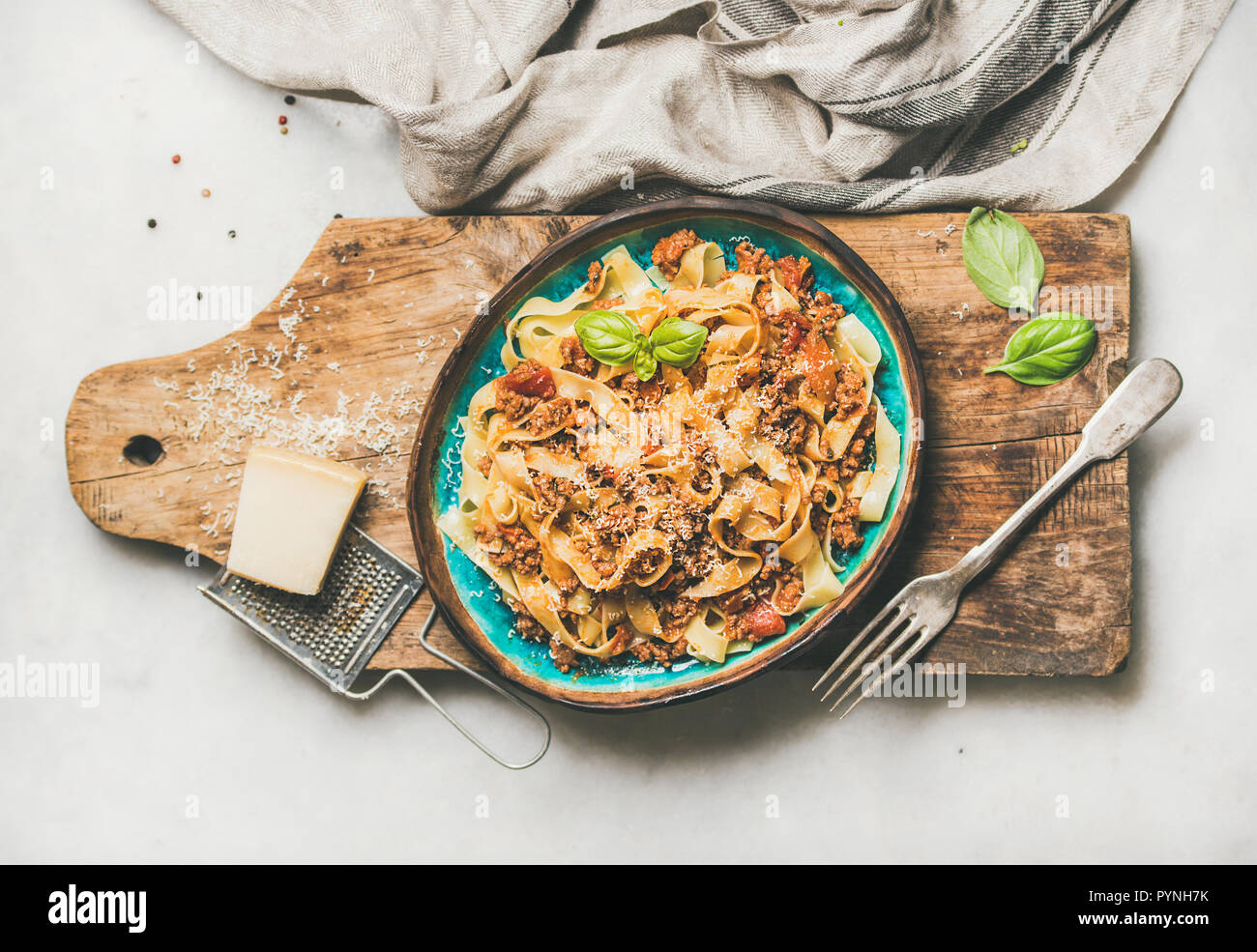Italian pasta tradizionale cena con Tagliatelle alla bolognese, composizione orizzontale Foto Stock