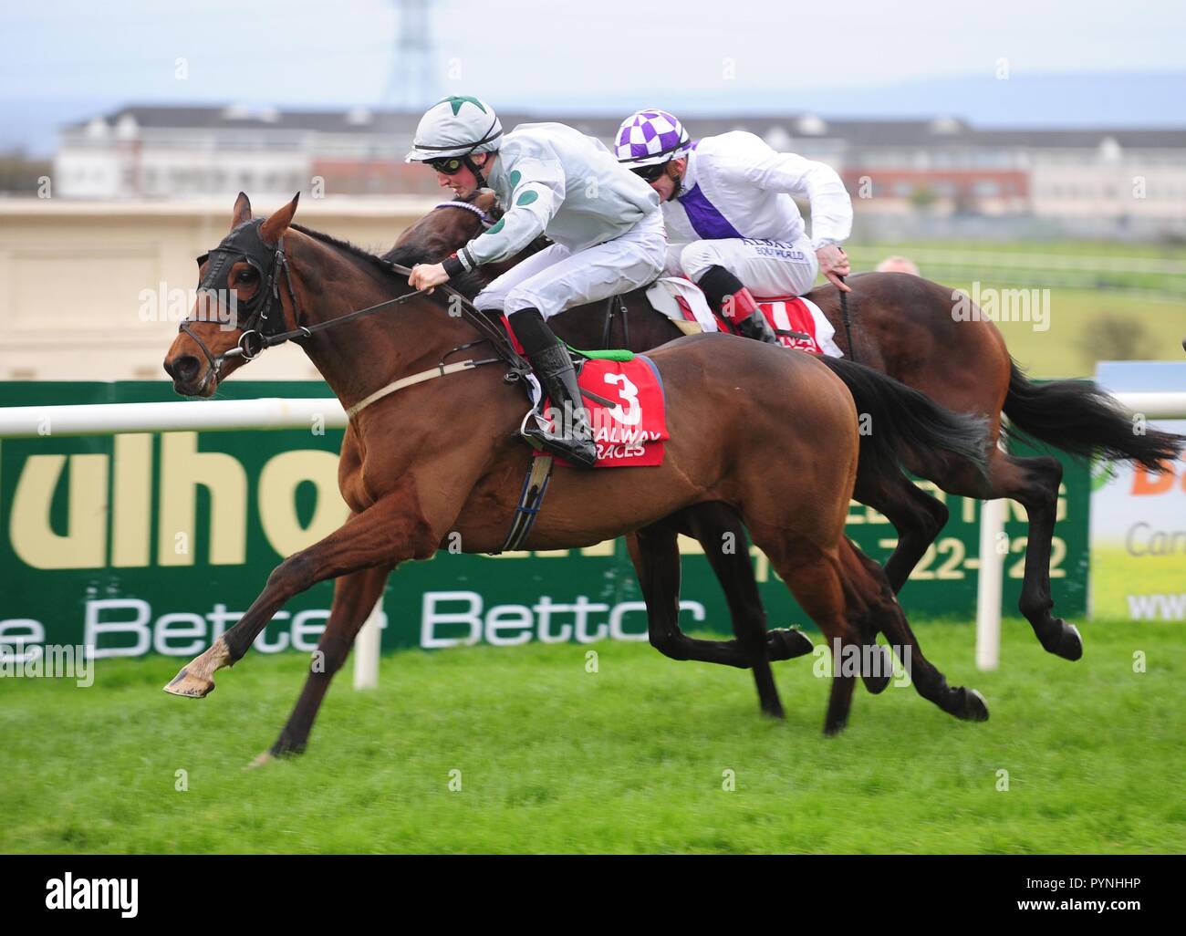 Riga delle Canarie e Ross Coakley sul loro modo di vincere la Kone Handicap dalla musica vocale cavalcato da Kevin Manning (sinistra). durante il giorno tre del mese di ottobre la festa a Galway Racecourse. Foto Stock