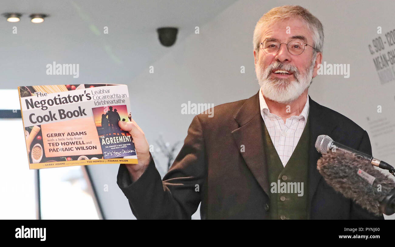 L'ex leader del Sinn Fein Gerry Adams lancia il suo libro di ricette dal titolo 'The negoziators' Cookbook' al Culturlann on the Falls Road a Belfast. Foto Stock