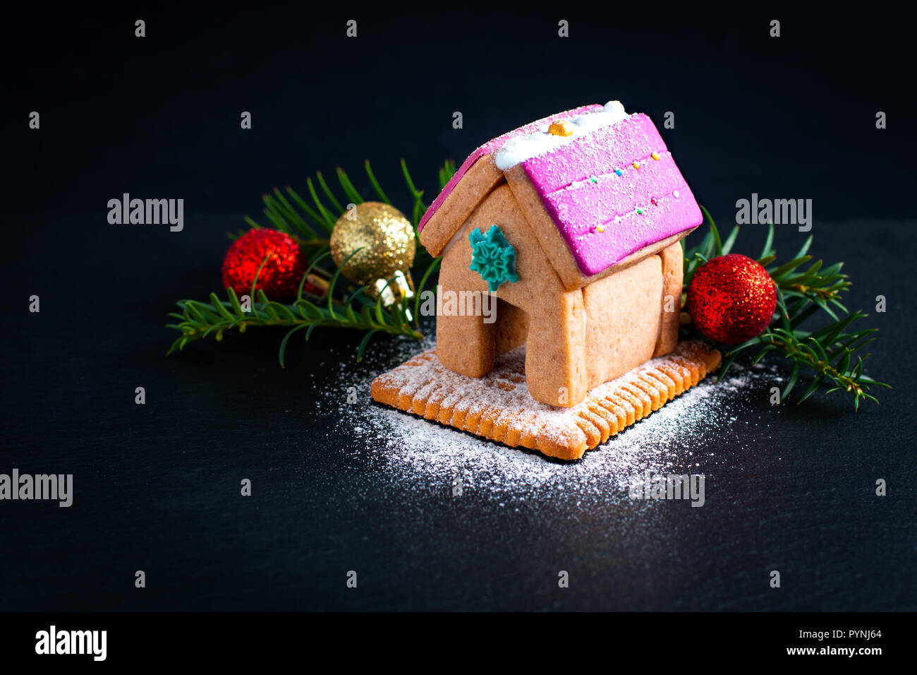 Holiday cibo pastello DIY biscotti di Natale, Gingerbread case e albero di Natale per il regalo o parte Foto Stock