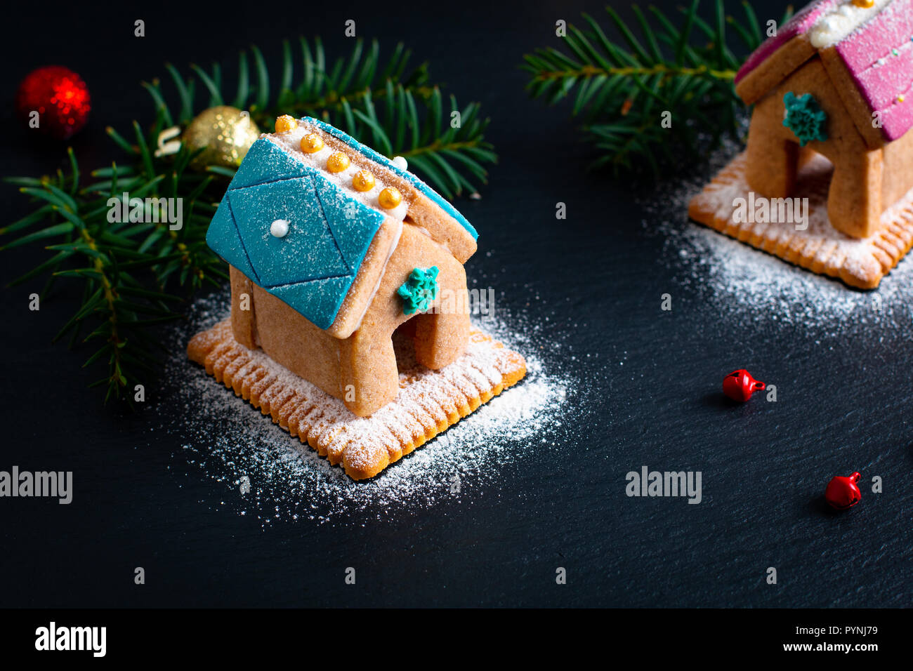 Holiday cibo pastello DIY biscotti di Natale, Gingerbread case e albero di Natale per il regalo o parte Foto Stock