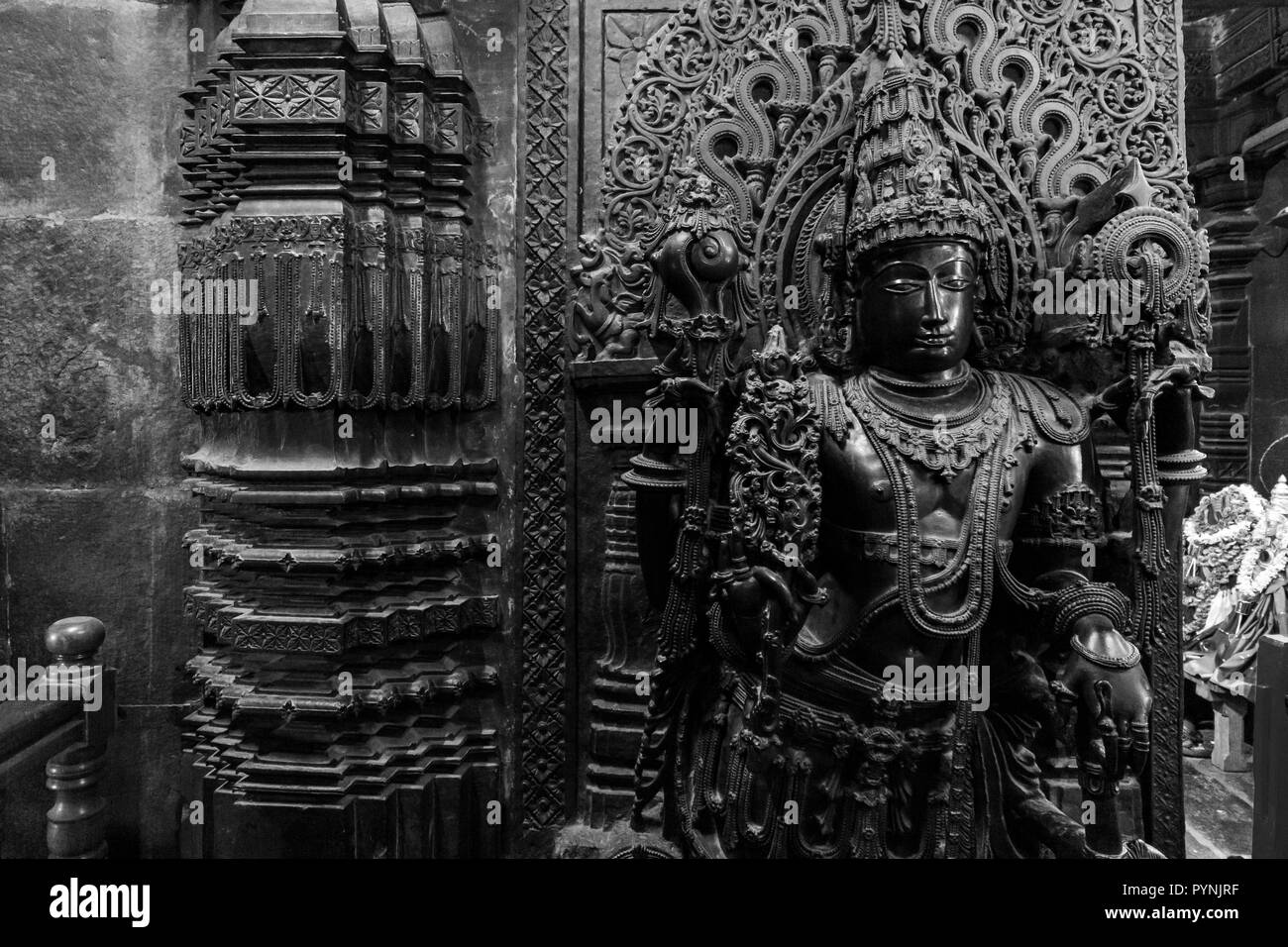 Intricate sculture di divinità Indù e Puranic storie a Belur chennakeshava tempio premessa. Belur, Karnataka, India. Foto Stock