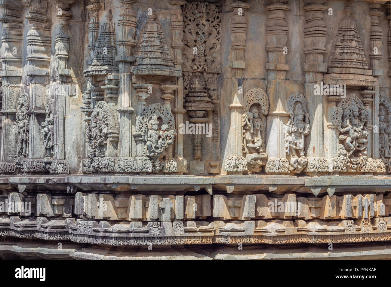 Intricate sculture di divinità Indù e Puranic storie a Belur e Halebid tempio premessa. Belur, Karnataka, India. Foto Stock