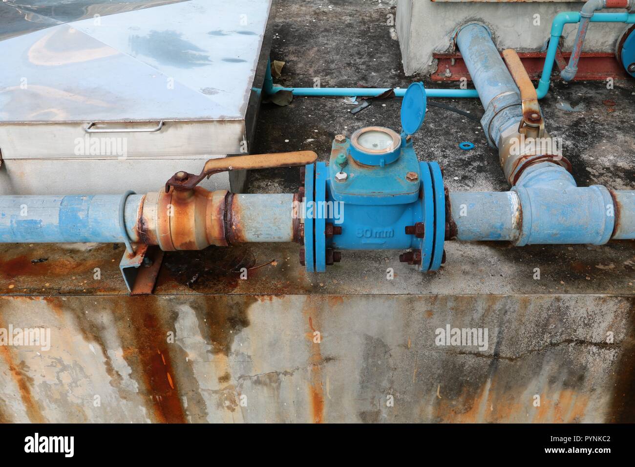 Plumbing tubo principale e perdita acqua di rubinetto vecchio tubo in  acciaio ruggine Foto stock - Alamy