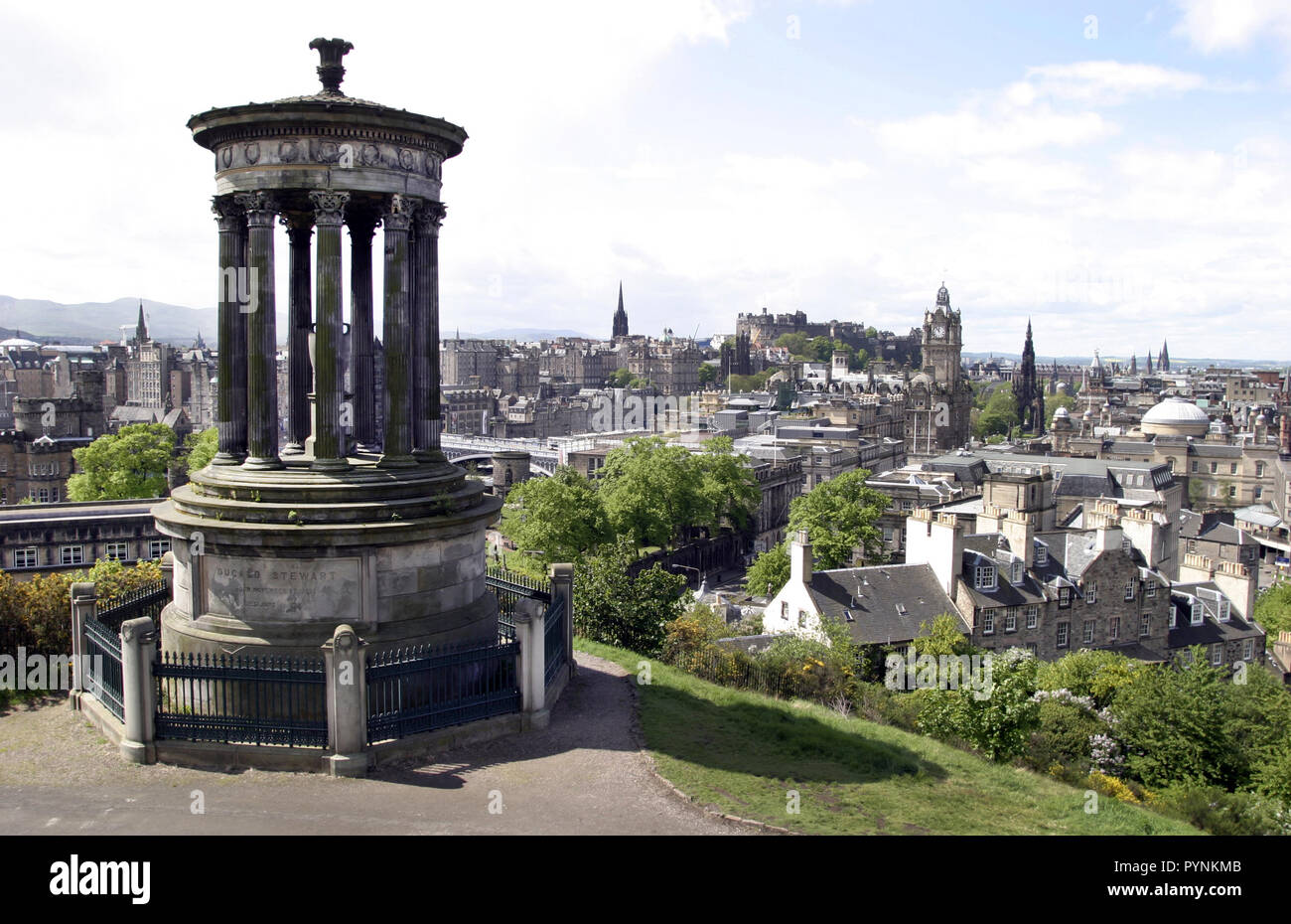 La vista da Calton Hill prende in Dugald Stewart un monumento che fu un filosofo scozzese, e verso il Castello di Edimburgo e oltre. Foto Stock