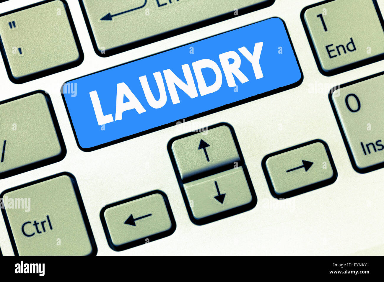 Conceptual la scrittura a mano che mostra servizio lavanderia. Business foto camera testo per la pulizia di macchine per il lavaggio di indumenti di tessuti devono essere lavati. Foto Stock