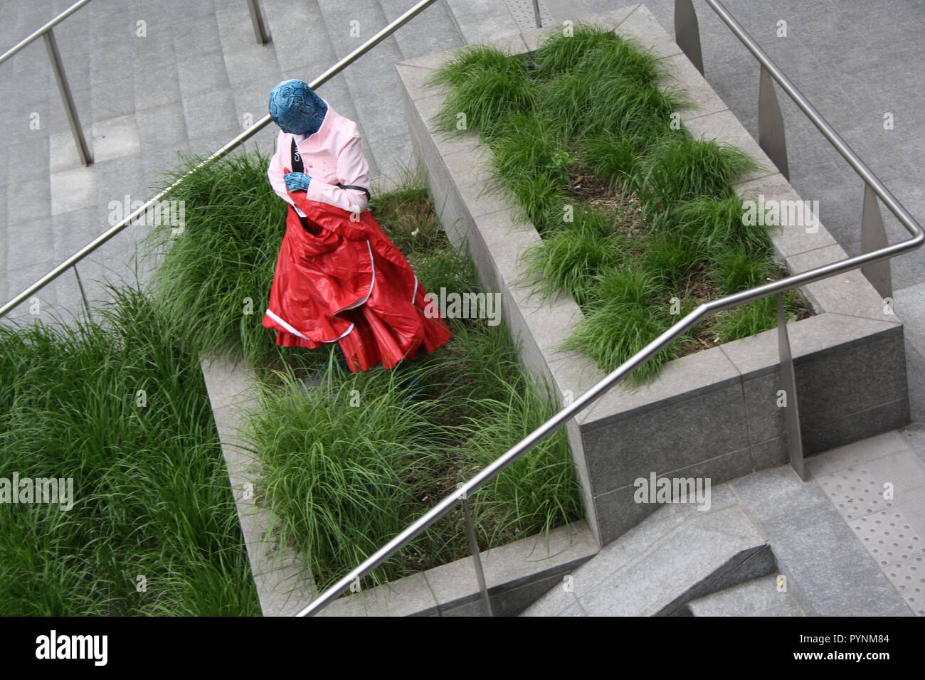 Un artista in uno spazio pubblico. Una ragazza fa arte prestazioni in Milano in uno spazio pubblico. Danza artistica. Foto Stock