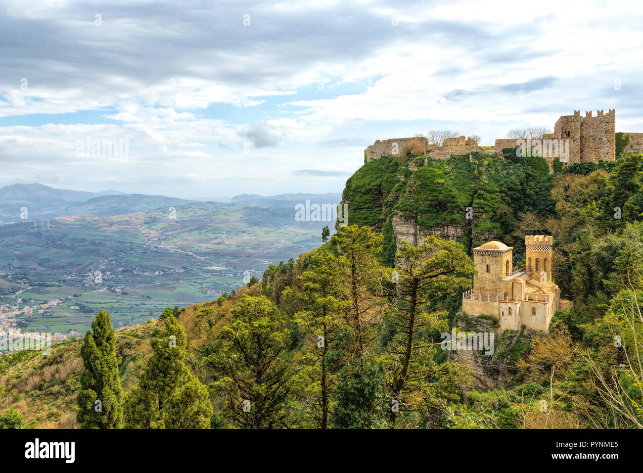 Vista del Castello Pepoli e il Castello di Venere sul Monte San Giuliano, Erice, Sicly, Italia. Foto Stock