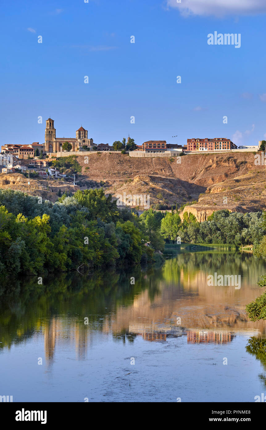 Il 12esimo secolo Colegiata de Santa Maria la Mayor e la città di Toro sopra il Río Duero. Castilla y León, Spagna. Foto Stock