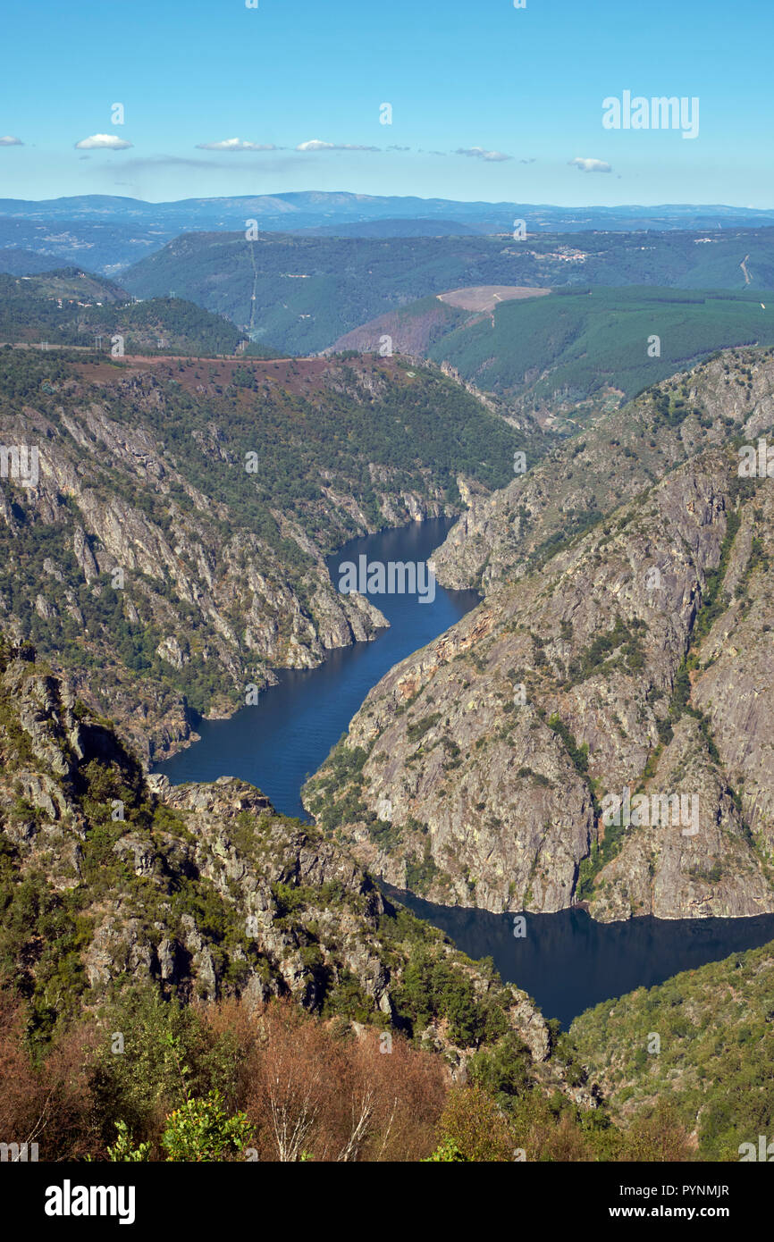 Valle del río Sil vista dal Mirador de Cabezoás. Vicino a Parada de Sil, Galizia, Spagna. Foto Stock