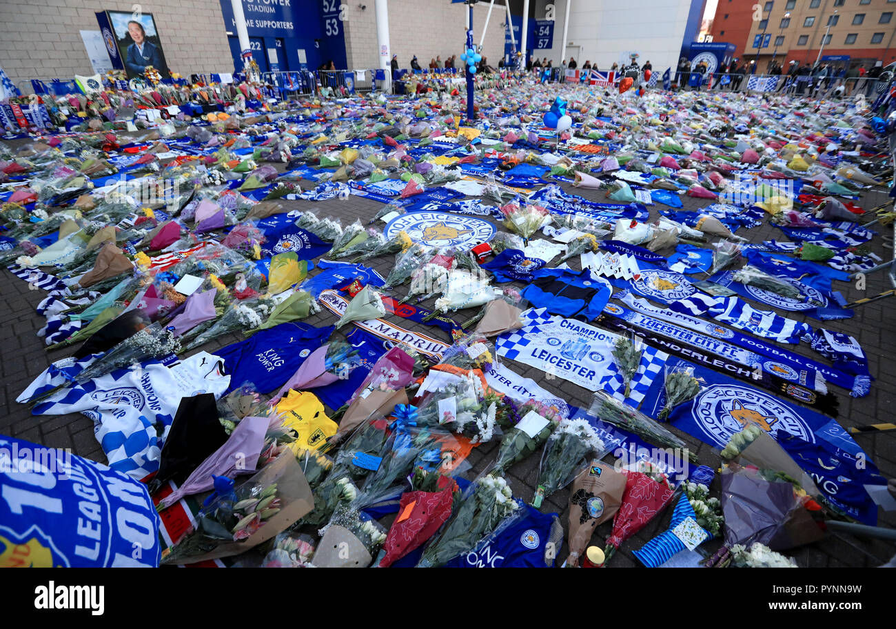 I sostenitori di rendere omaggio a Leicester City Football Club. Presidente di Leicester, Vichai Srivaddhanaprabha, era fra quelli che hanno tragicamente perso la vita il sabato sera quando un elicottero che trasporta lui e altre quattro persone si è schiantato fuori re lo stadio di potenza. Stampa foto di associazione. Picture Data: lunedì 29 ottobre, 2018. Cuori spezzati Leicester hanno pagato un tributo a 'un grande uomo' in seguito alla morte del miliardario proprietario Vichai Srivaddhanaprabha in un incidente in elicottero vicino al King Power Stadium. Vedere PA storia Calcio Leicester. Foto di credito dovrebbe leggere: Mike Egerton/PA FILO Foto Stock
