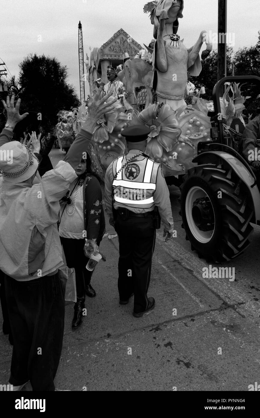 NOPD, ufficiale, in bianco e nero, a Mardi Gras Parade, carnevale, Garden District, New Orleans, Louisiana, Stati Uniti d'America. Foto Stock