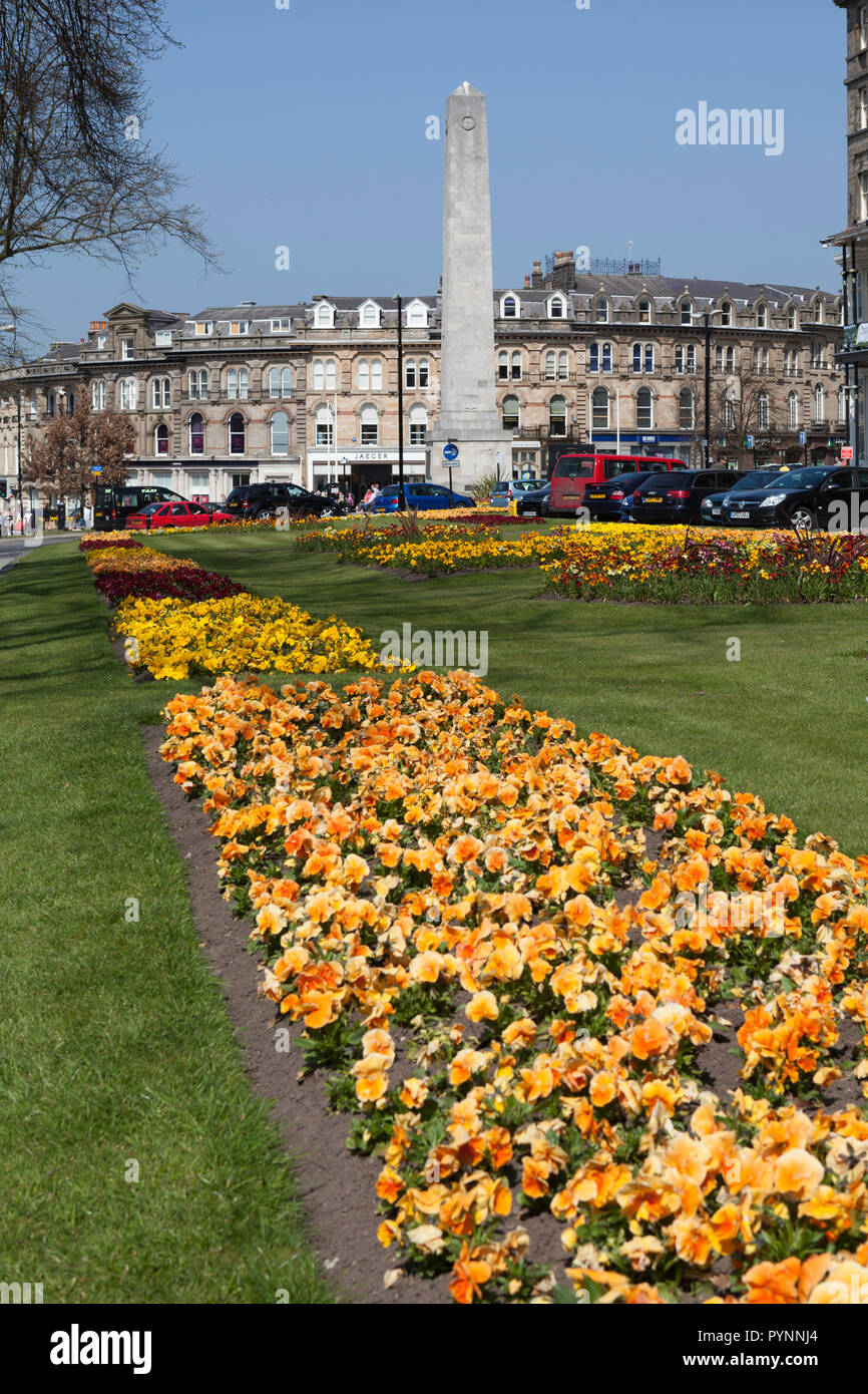 Prospettiva giardini e il Memoriale di guerra nel centro di Harrogate nel North Yorkshire Foto Stock