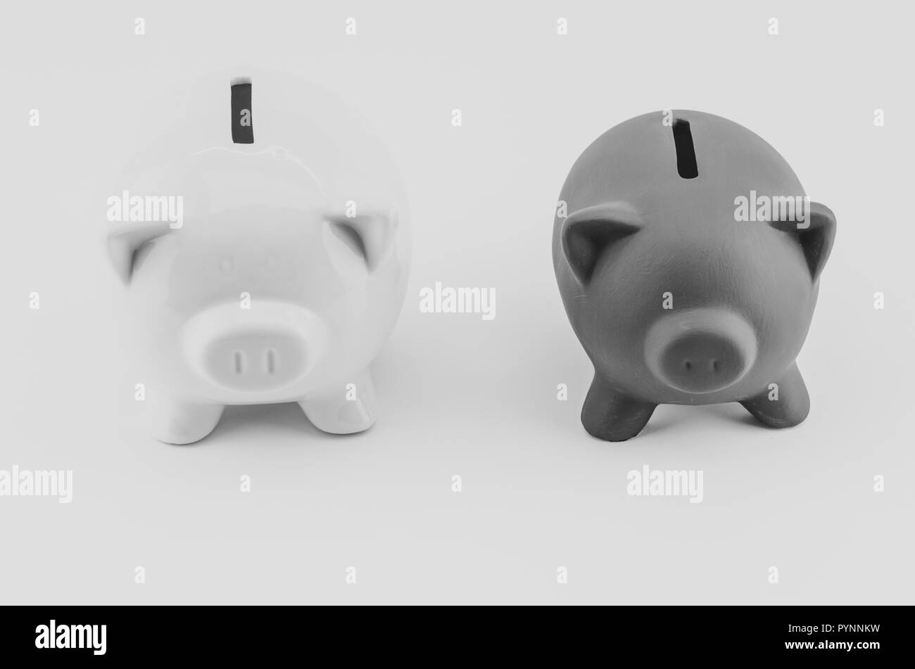 Salvadanaio su una superficie bianca - Investimenti e concetto di risparmio Foto Stock