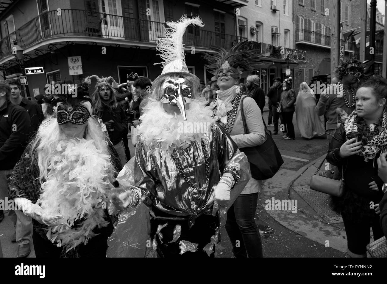 St Ann's Parade, persone con maschere, Francese Quater, New Orleans, Louisiana, Stati Uniti d'America. Foto Stock