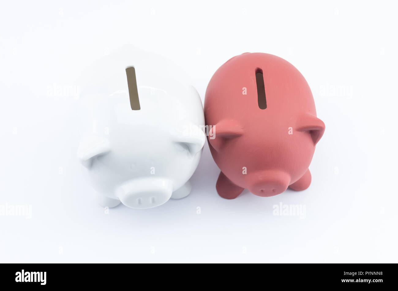 Salvadanaio su una superficie bianca - Investimenti e concetto di risparmio Foto Stock