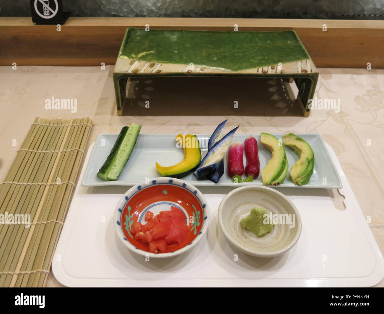 Un piatto di verdura fette è preparato per il pranzo rendendo il sushi al ristorante giapponese. Foto Stock