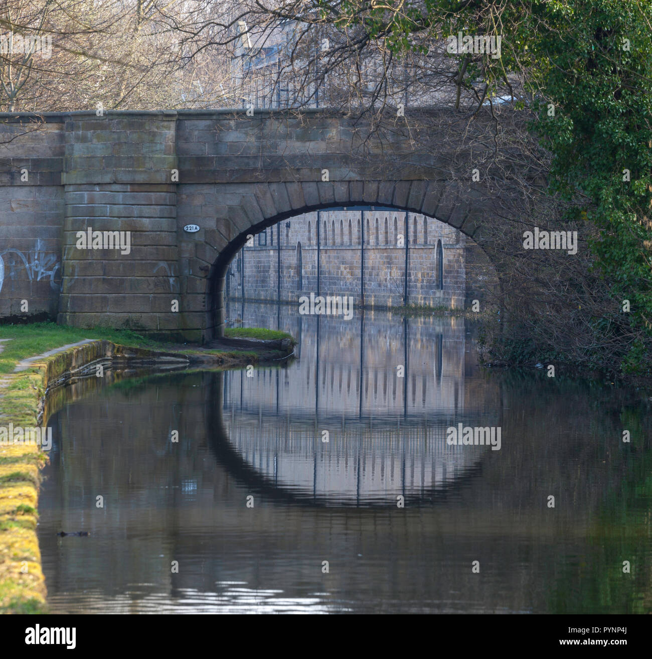 La Leeds liverpool Canal e Kirkstall Brewery edifici (ora alloggi per studenti per Leeds Beckett University)) Foto Stock