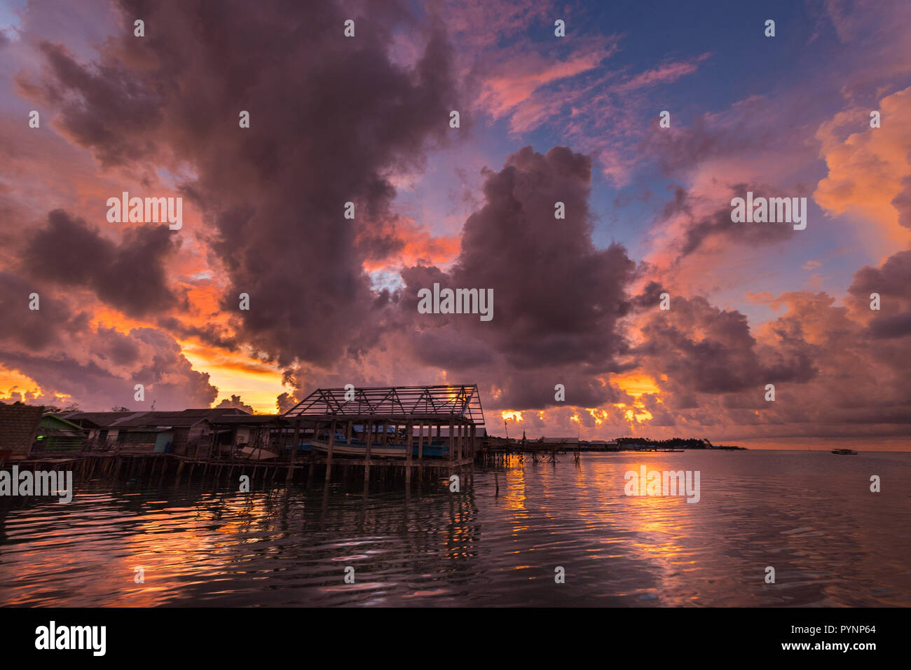 Golden tramonto sul mare in Dobo città, Aru isola, Papua,Indonesia Foto Stock
