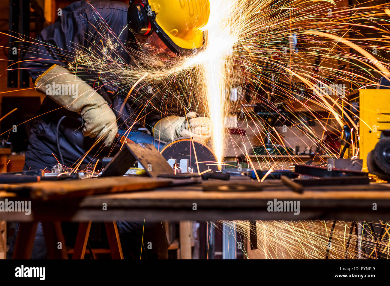 Ritratto di lavoratore manuale con la fresa in azione Foto Stock