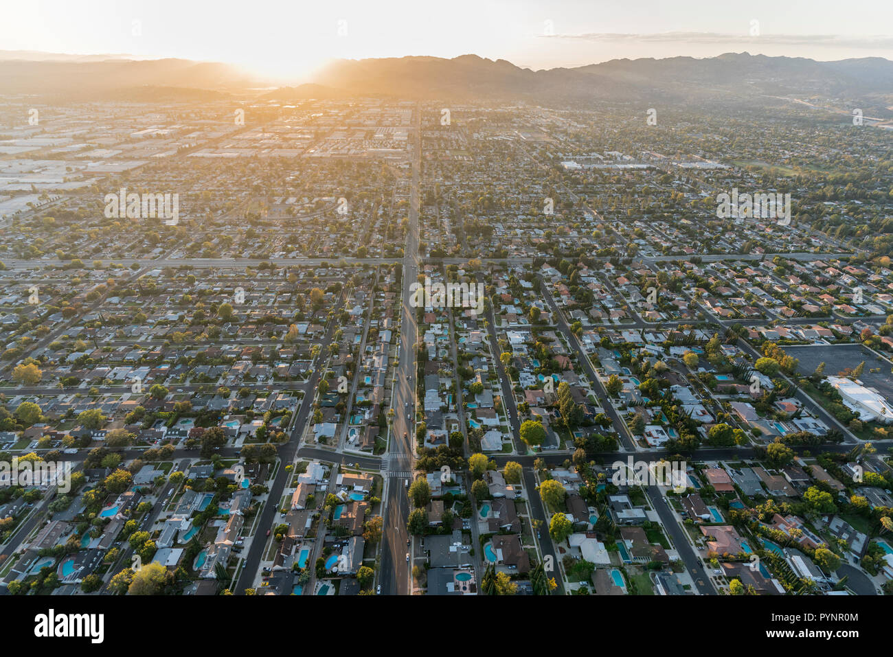Tramonto vista aerea verso il basso Lassen Street in Chatsworth area del west San Fernando Valley di Los Angeles, California. Foto Stock