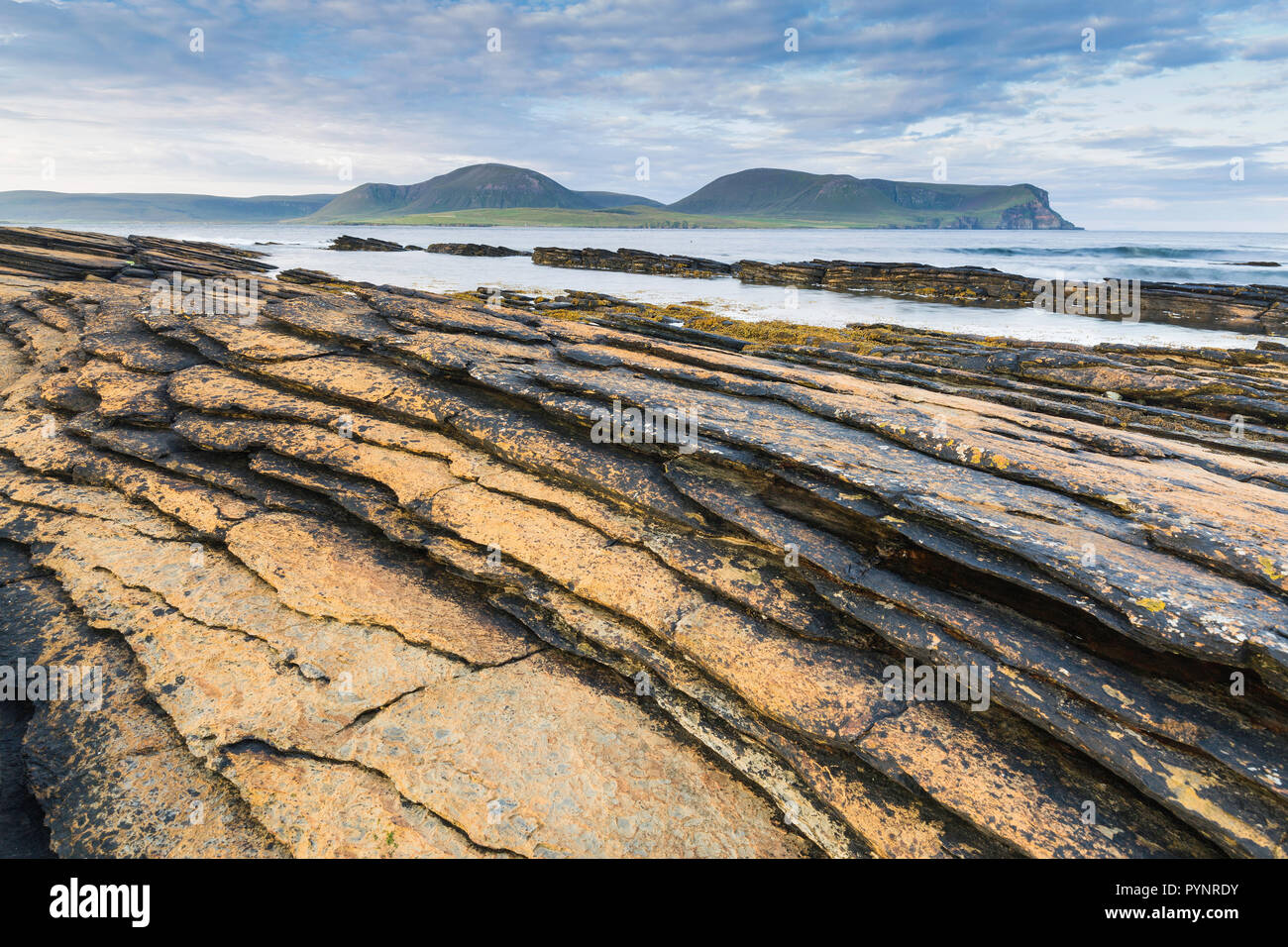 Warbeth Beach, Stromness, Orkney con una vista a Hoy, Orkney Islands Foto Stock