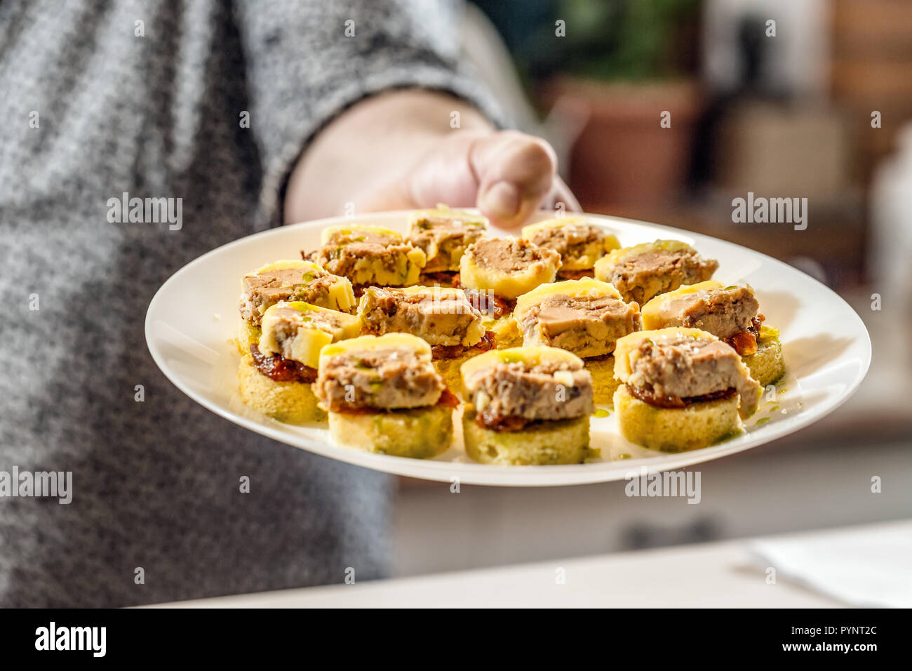 Mini panini con chutney di cipolla e estratto di carne di anatra Foto Stock