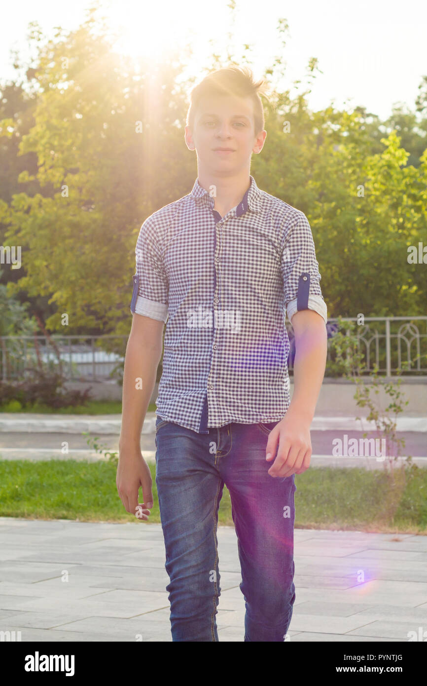 Outdoor ritratto di ragazzo adolescente 14, 15 anni. Background urbano. Foto Stock