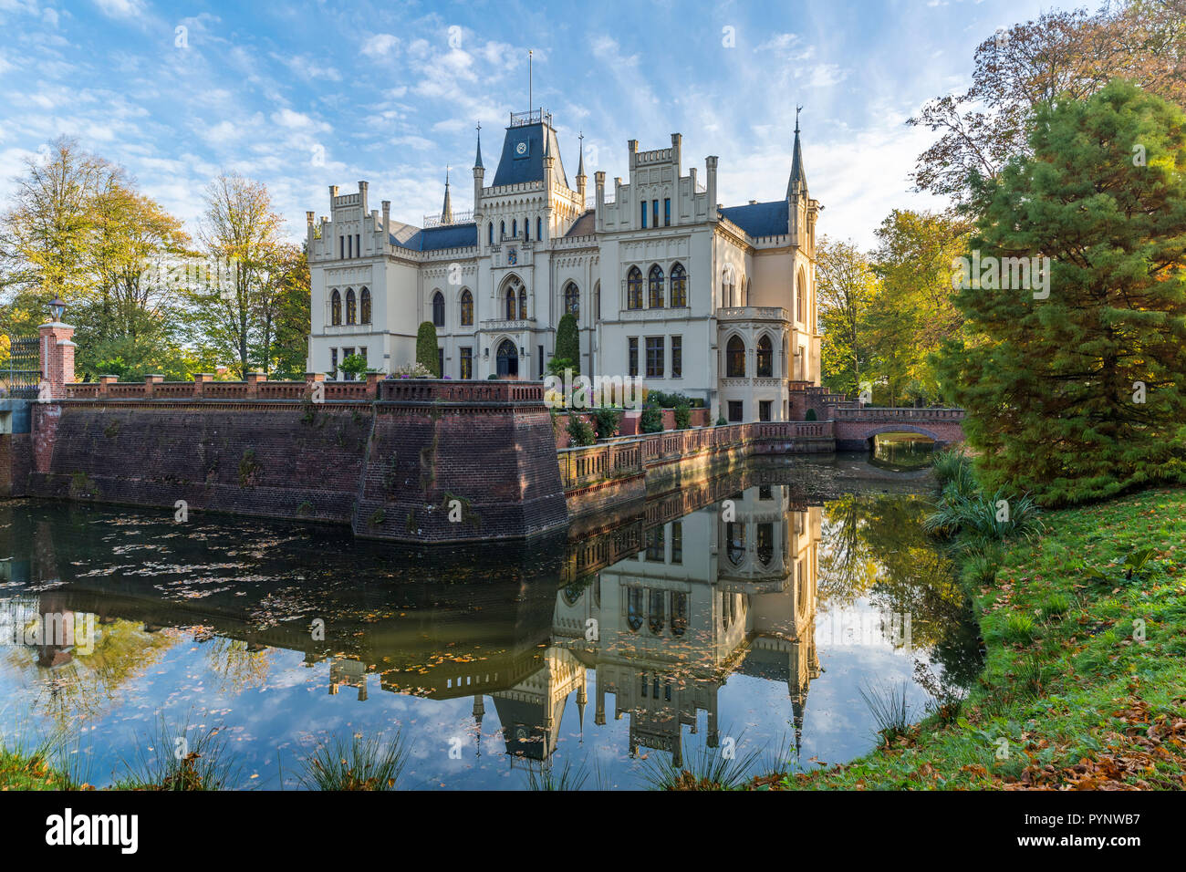 Il castello di Evenburg in Leer costruito in stile neo-gotico Foto Stock