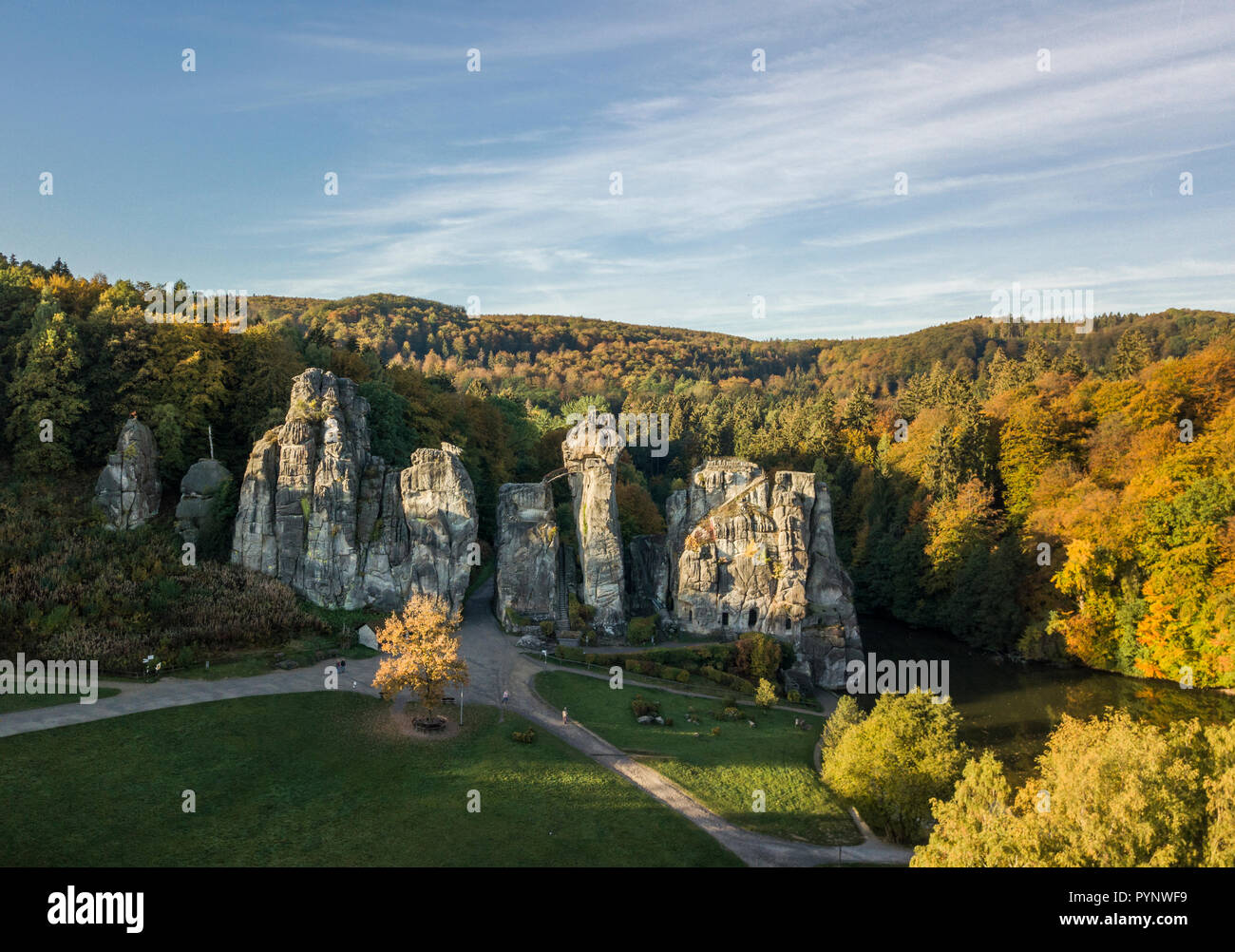 Externsteine rock formazione, chiamato anche il tedesco Stonehenge, in autunno Foto Stock