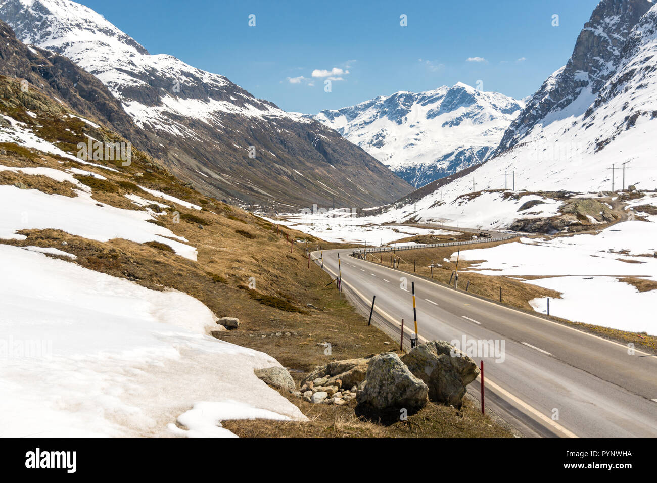 2284 Alta Julierpass il collegamento di San Moritz con il resto del cantone Grigioni in Svizzera Foto Stock