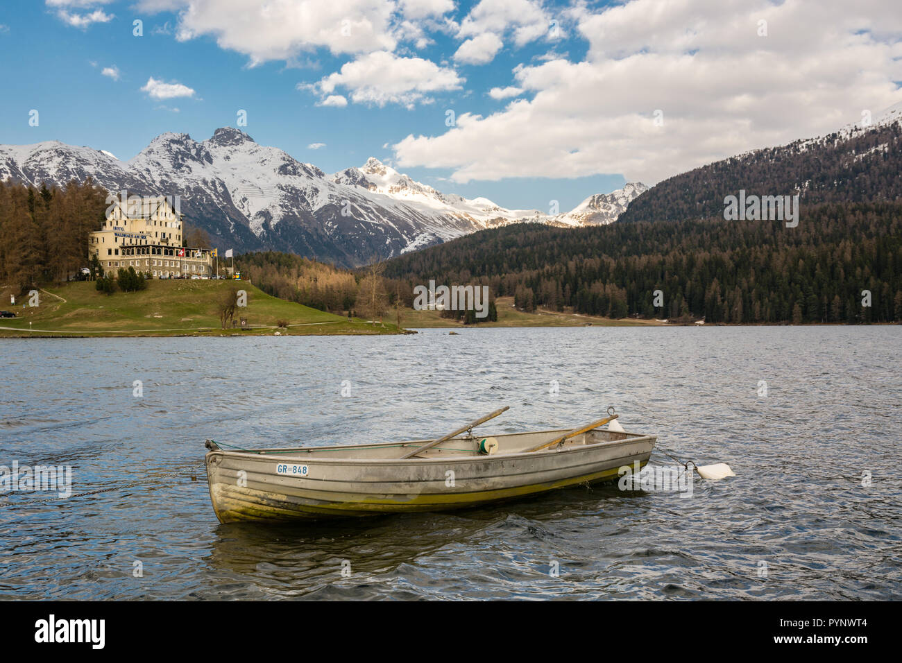 ST. MORITZ in Svizzera . Maggio 2016 - piccola barca su San Moritzersee a San Moritz, Svizzera. Foto Stock