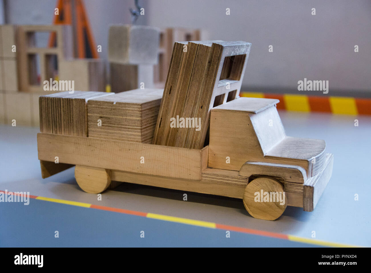 Modello di carrello in legno caricato con windows auto giocattolo. Foto Stock