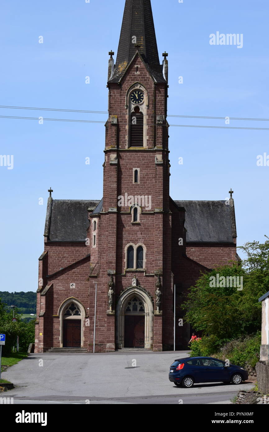 La Chiesa cattolica di San Andreas costruito dal 1898/1901, in vista Reimsbach dalla facciata, cielo azzurro e soleggiato, Ansicht von vorne. Foto Stock