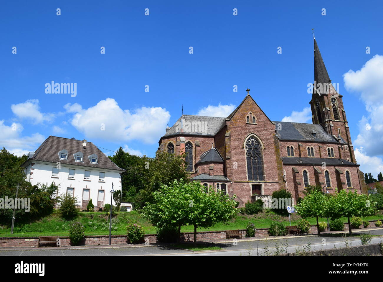 La Chiesa cattolica di San Andreas costruito dal 1898/1901, in vista Reimsbach dal luogo di mercato, cielo azzurro e soleggiato, Blick vom Marktplatz Foto Stock