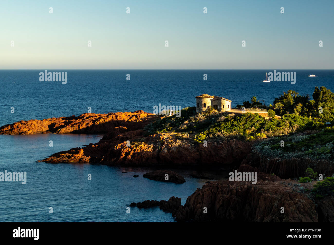 Sera shot nella luce dorata con le scogliere di Pointe du Cap Roux in Francia Foto Stock