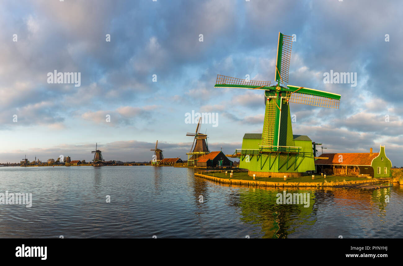 Ben conservato centro storico mulini a vento di Zaanse Schans vicino a Zaandam Foto Stock